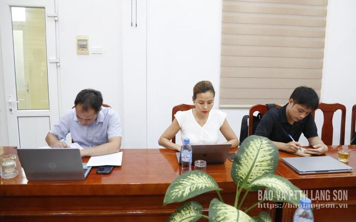 Các đại biểu tham dự cuộc họp