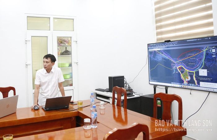 Đại diện Công ty Than Na Dương trình bày phương án quy hoạch và kế hoạch sử dụng đất tại vị trí dự kiến hình thành không gian trưng bày hóa thạch địa chất ngoài trời