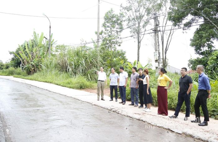 Đoàn công tác tiến hành khảo sát thực địa