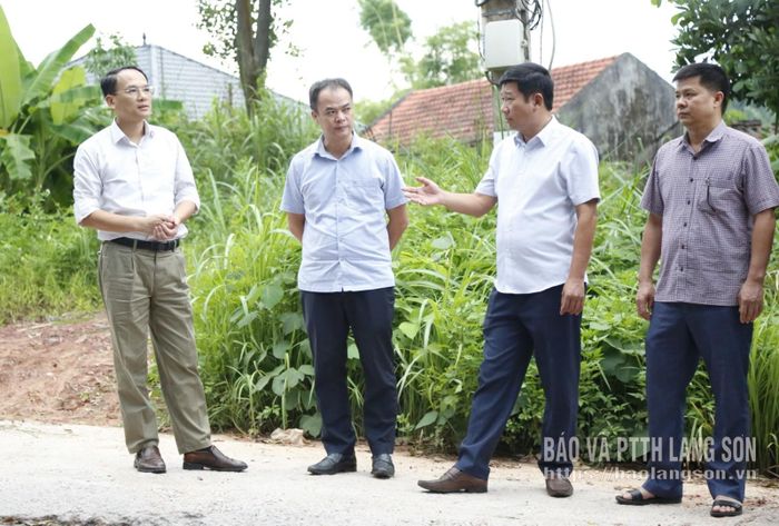 Đoàn công tác tiến hành khảo sát thực địa