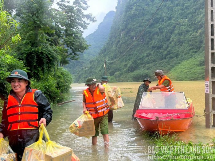 Công an xã và lực lượng quân đội hỗ trợ thực phẩm cho các hộ dân bị ảnh hưởng bởi  bão lũ