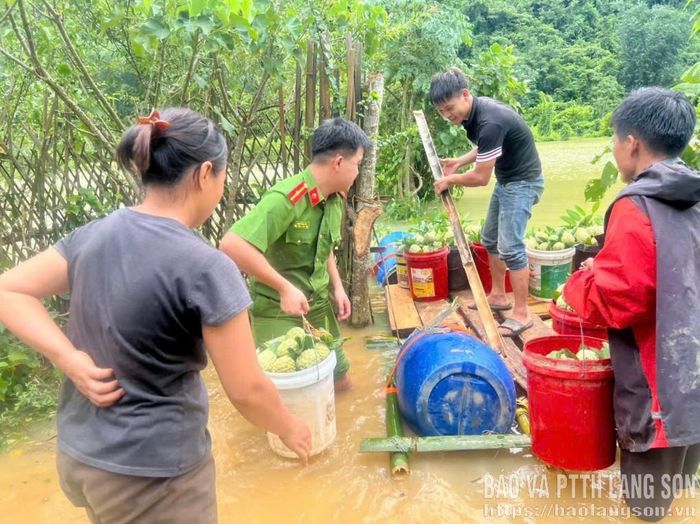 Công an xã Vạn Linh hỗ trợ người dân vận chuyển nông sản trong bão lũ
