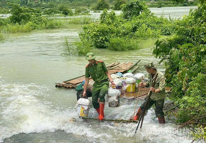 Công an xã Vạn Linh hỗ trợ người dân vận chuyển na qua vùng ngập úng