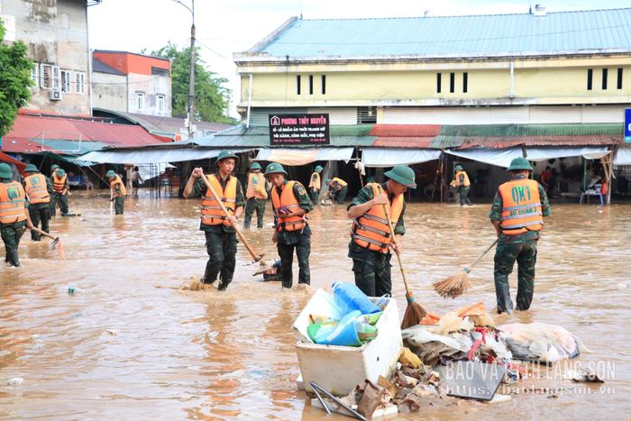 Các lực lượng dọn vệ sinh môi trường tại chợ Giếng Vuông