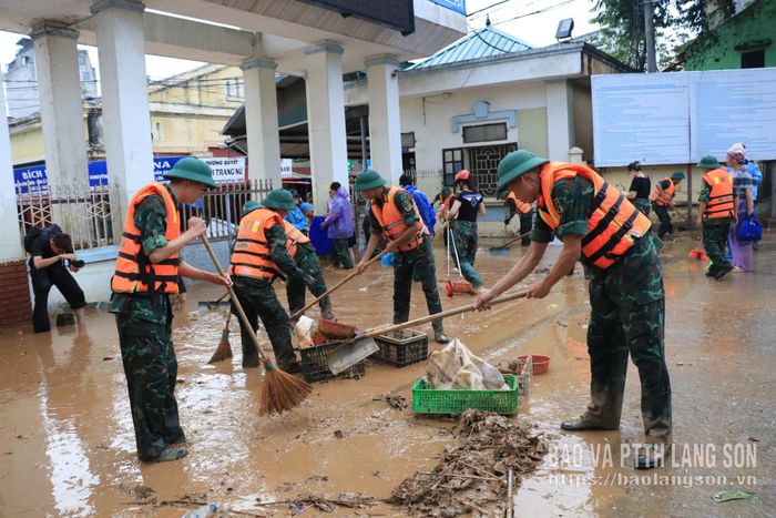 Lực lượng quân đội dọn vệ sinh tại cổng chợ Giếng Vuông