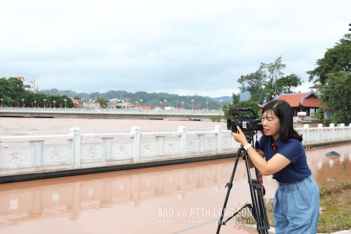 Phóng viên Đặng Hường tác nghiệp tại phường Đông Kinh