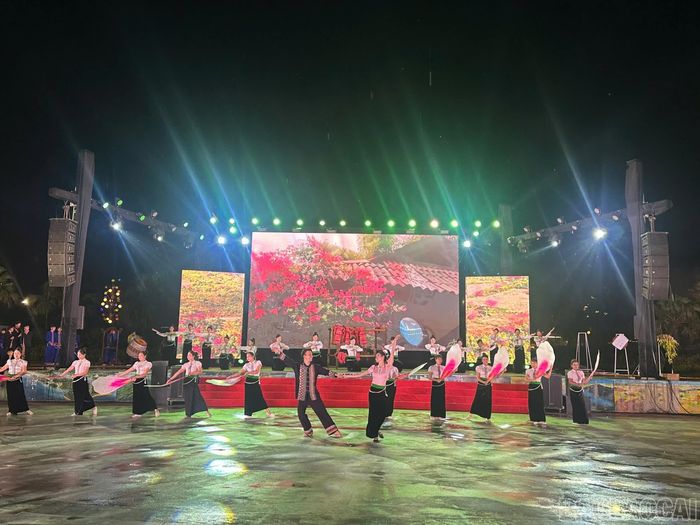 Chương trình nghệ thuật với chủ đề “Sắc màu văn hóa Nghĩa Lộ” mang đến nhiều tiết mục ca múa đặc sắc, giới thiệu vẻ đẹp quê hương, con người và bản sắc văn hóa các dân tộc.