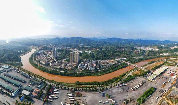Giao thương nhộn nhịp tại cửa khẩu quốc tế đường bộ số 2 Kim Thành.