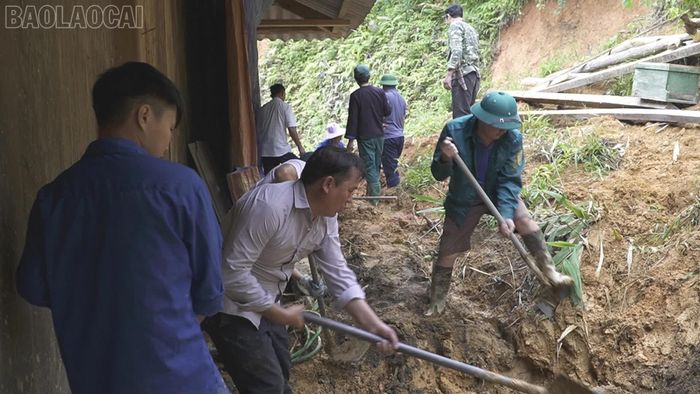 Các lực lượng hỗ trợ người dân khắc phục hậu quả thiên tai.