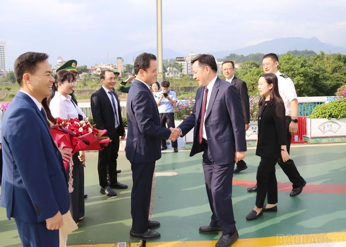Phó Chủ tịch UBND tỉnh Giàng Quốc Hưng chào mừng Đoàn đại biểu tỉnh Vân Nam (Trung Quốc).