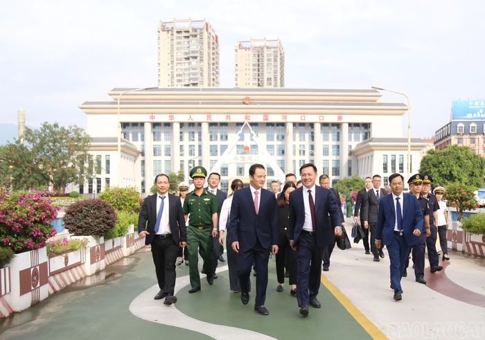 Phó Chủ tịch UBND tỉnh Giàng Quốc Hưng và Phó Bí thư Tỉnh ủy Vân Nam Lưu Hồng Kiến trao đổi một số nội dung.
