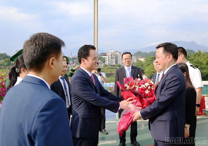 Tặng hoa chào mừng đồng chí Lưu Hồng Kiến - Phó Bí thư Tỉnh ủy Vân Nam và đoàn đại biểu.