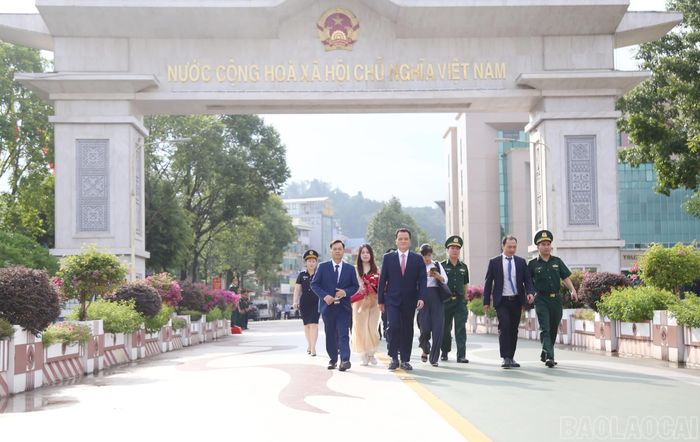 Phó Chủ tịch UBND tỉnh Giàng Quốc Hưng đón Đoàn đại biểu tỉnh Vân Nam (Trung Quốc).