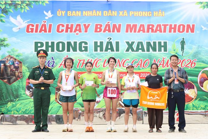 Trao giải cho các vận động viên đạt thành tích xuất sắc tại Giải chạy bán marathon "Phong Hải Xanh".