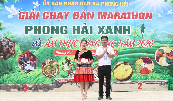Ban Tổ chức trao giải Nhất phần thi ẩm thực cho thôn Vi Mã.