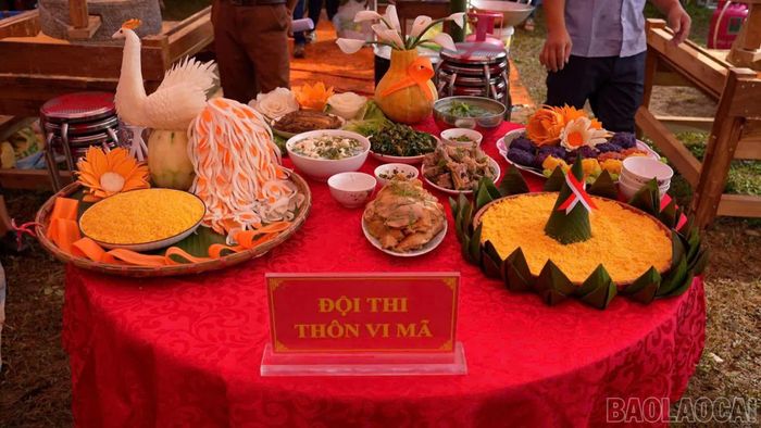 Mâm ẩm thực vùng cao được chuẩn bị, trình bày công phu.