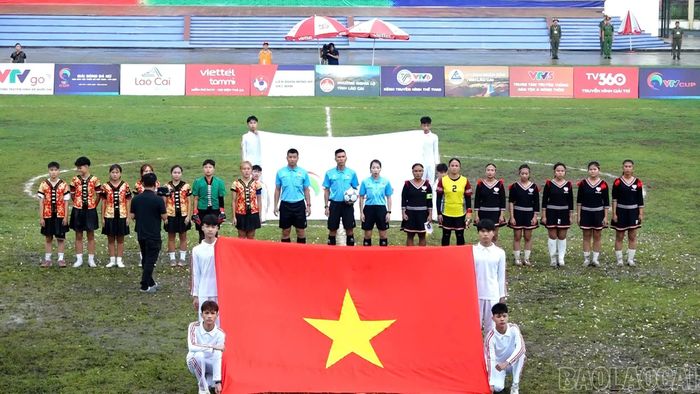 Các đội chào cờ, chuẩn bị thi đấu.