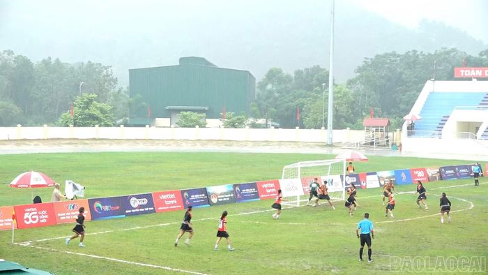 Trận đấu diễn ra trong mưa.