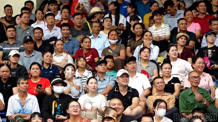 Khán giả cổ vũ các đội nhiệt tình.
