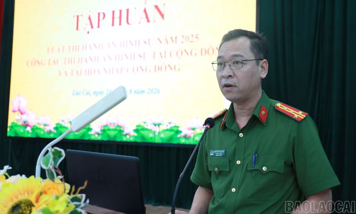 Đại tá Nguyễn Văn Hoan - Trưởng phòng Cảnh sát thi hành án hình sự và hỗ trợ tư pháp, Công an tỉnh Lào Cai phát biểu tại lớp tập huấn.