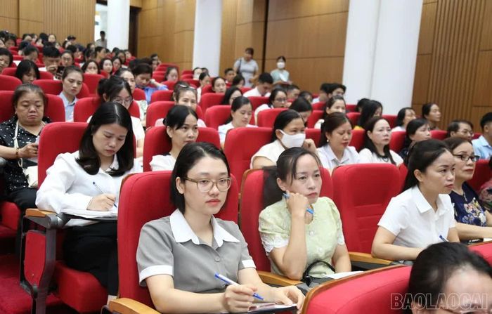 Các đại biểu trao đổi và được giải đáp các thắc mắc liên quan đến chính sách thuế.