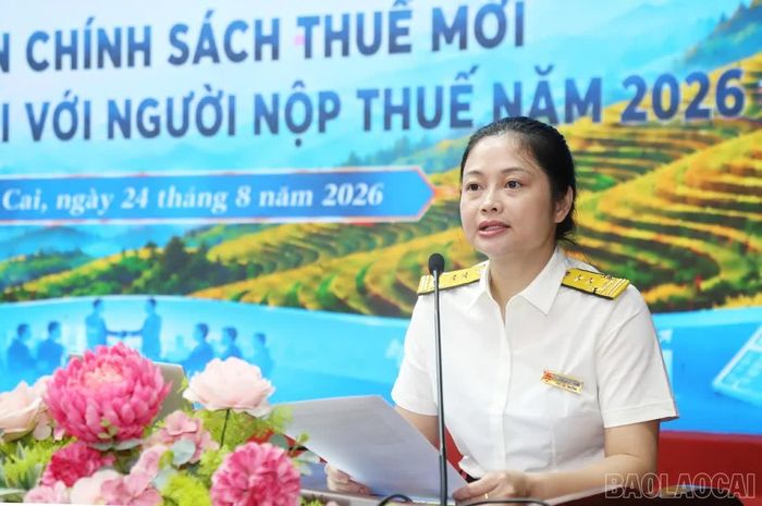 Bà Vương Bích Hằng - Phó Trưởng Thuế tỉnh Lào Cai phát biểu tại hội nghị.