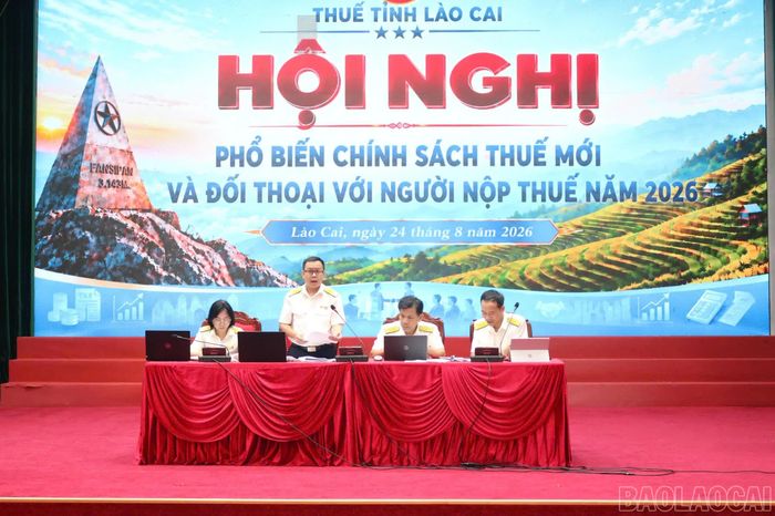 Đại diện ngành thuế trực tiếp trả lời các ý kiến của doanh nghiệp, hợp tác xã tại hội nghị.
