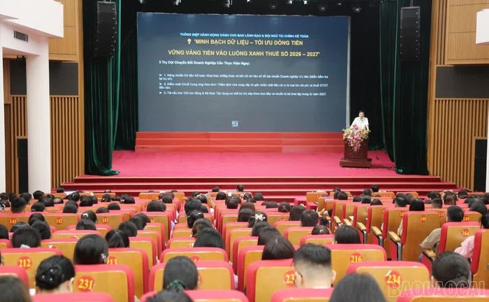 Các đại biểu được phổ biến chính sách thuế mới và được giới thiệu một số giải pháp công nghệ ứng dụng trí tuệ nhân tạo (AI) trong công tác tài chính, kế toán và thuế.