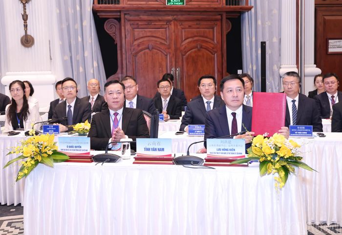 Lãnh đạo các tỉnh, thành phố ký kết biên bản hội nghị hợp tác.