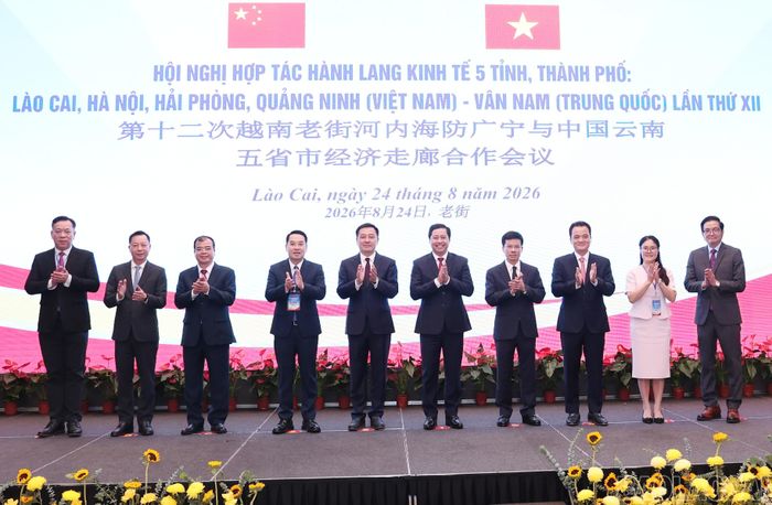 Đại biểu chụp ảnh lưu niệm tại hội nghị.