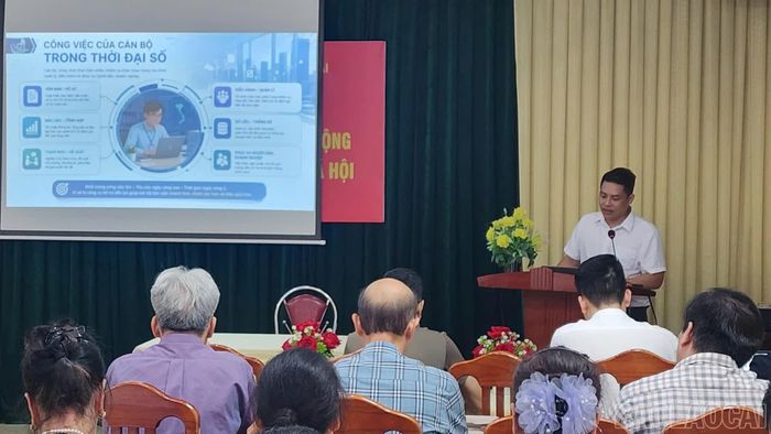 Giảng viên hướng dẫn ứng dụng công cụ AI phục vụ công tác chuyên môn.