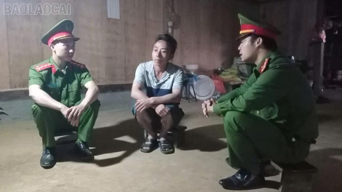 Cán bộ công an động viên, giúp đỡ người đã hoàn thành việc cai nghiện.