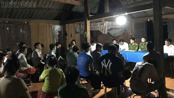 Tại xã Tà Xi Láng, người nghiện ma túy bị kiểm điểm trước dân, người cai nghiện thành công được công bố trong các cuộc họp thôn và được giúp đỡ để tái hòa nhập.