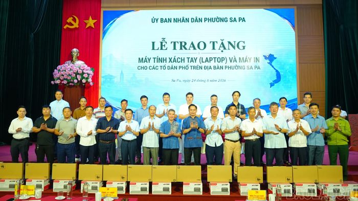 Đại diện các đơn vị trao tặng máy tính xách tay và máy in cho 15 tổ dân phố thuộc phường Sa Pa.