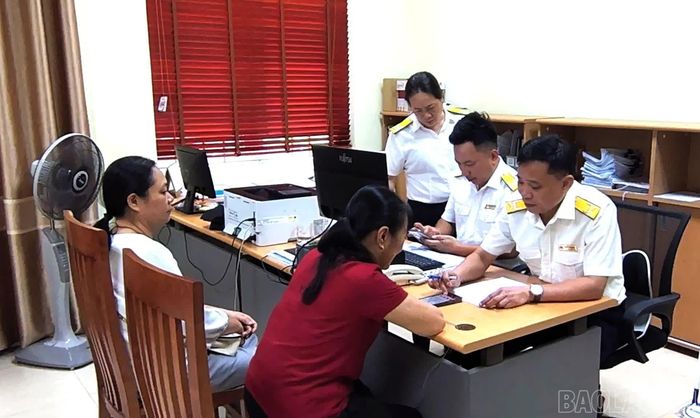Cán bộ Thuế cơ sở 6 hướng dẫn người dân sử dụng ứng dụng eTax Mobile.