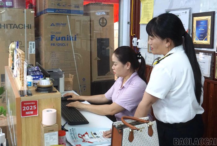 Cán bộ Thuế cơ sở 7 hướng dẫn hộ kinh doanh kê khai thuế.