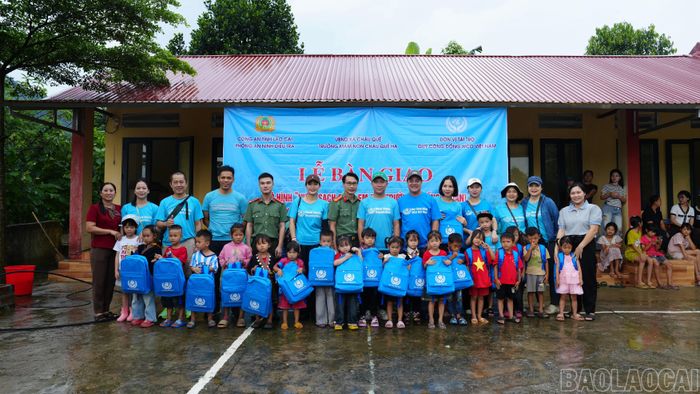Đoàn công tác trao tặng ba lô, bánh kẹo cho học sinh tại điểm trường Khe Bành và thôn Nhược.