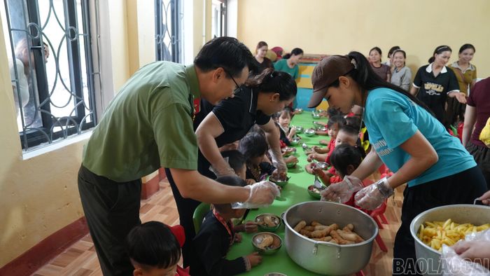 Đoàn công tác tổ chức bữa ăn trưa cho 215 trẻ tại các điểm trường của Trường Mầm non Châu Quế Hạ
