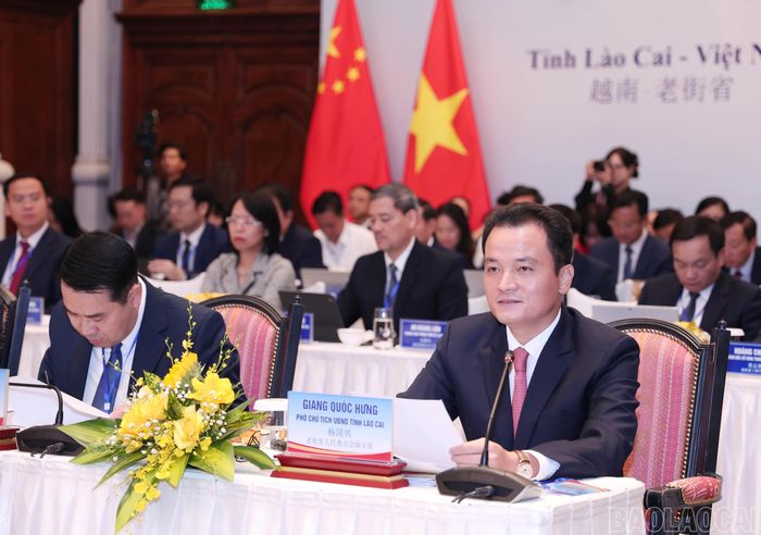 Đồng chí Giàng Quốc Hưng - Phó Chủ tịch UBND tỉnh phát biểu tại hội nghị. Ảnh: Thành Phú
