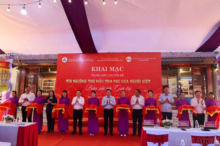 Các đồng chí lãnh đạo tỉnh cắt băng khai trương Triển lãm chuyên đề “Thực hành Tín ngưỡng thờ Mẫu Tam phủ của người Việt - Bản sắc và giá trị”.