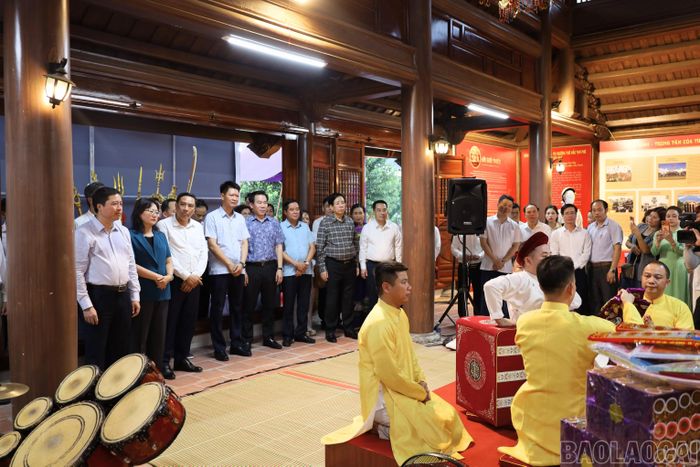 Đại biểu, du khách và Nhân dân xem biểu diễn thực hành tín ngưỡng thờ Mẫu tại không gian triển lãm.