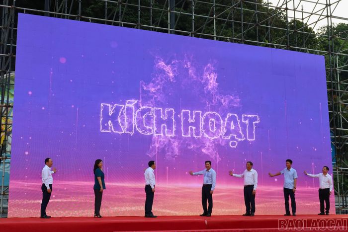 Thường trực Tỉnh ủy cùng các đại biểu thực hiện nghi thức chạm nút kích hoạt, chính thức đưa Ứng dụng số Đền Bảo Hà vào hoạt động.