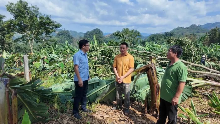 Lãnh đạo UBND xã Mường Khương kiểm tra tình hình thiệt hại, động viên người dân.