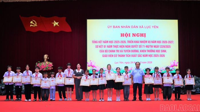 Xã Lục Yên khen thưởng các học sinh có thành tích xuất sắc năm học 2025 - 2026.
