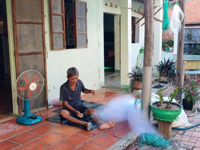 Ngư dân làng chài Hòa Thắng đan lưới trước khi ra khơi. Ảnh: Đoàn Sĩ