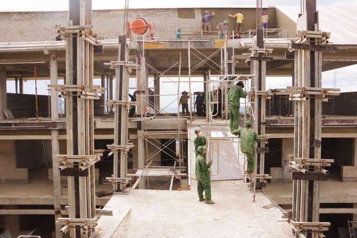 Khối nhà nội trú cho học sinh Trường Tiểu học và Trung học cơ sở Thuận An đang được đẩy nhanh tiến độ