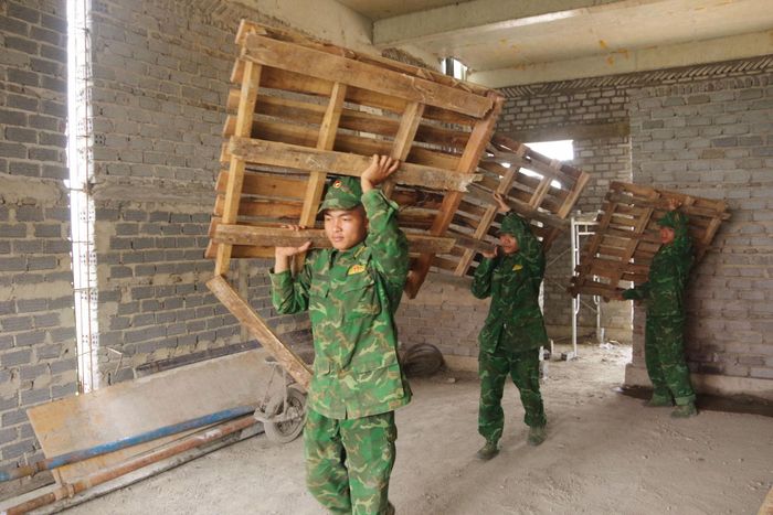 Không khí lao động sôi nổi, khẩn trương