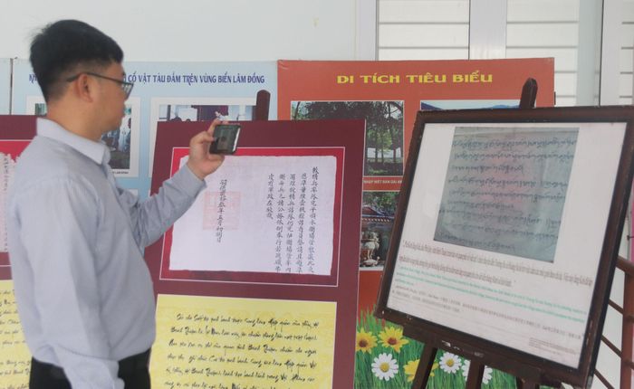 Nhiều tư liệu quý về chủ quyền biển đảo, thư tịch cổ được Bảo tàng tỉnh đưa ra trưng bày giúp công chúng hiểu hơn về lịch sử