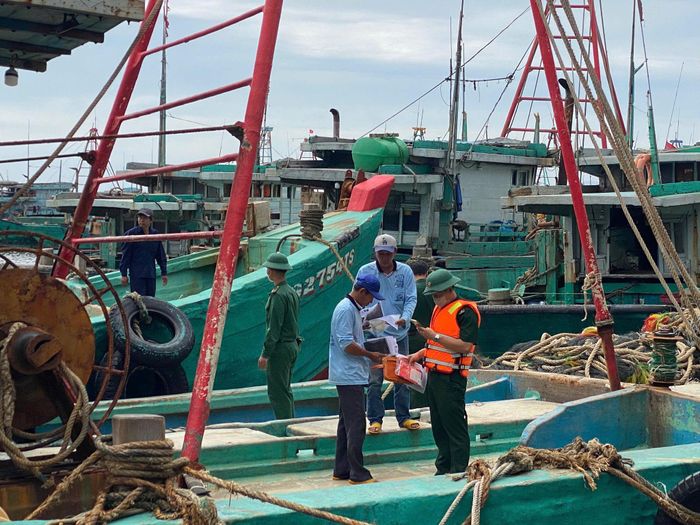 Cán bộ, chiến sĩ biên phòng kiểm tra tàu cá
