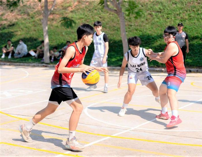 Giờ tập luyện của một lớp dạy bóng rổ phong trào tại Phan Thiết